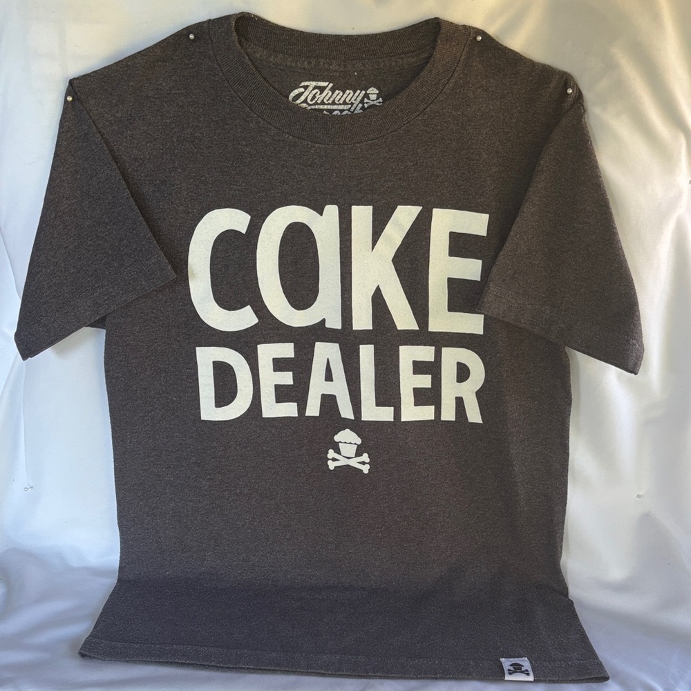 GENTLY WORN JOHNNY CUPCAKES GRAFFITI “CAKE DEALER” MEN’s T-SHIRT- SMALL